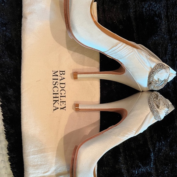 NIB Badgley Mischka Eavan Open Toe Wedding White Satin Pumps/Heels - Picture 2 of 13